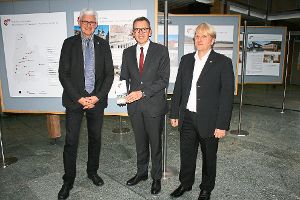 Fred Gresens (von links), Sven Hinterseh und Alexander Schmid bei der Ausstellungseröffnung im Landratsamt. Foto: Schück Foto: Schwarzwälder-Bote