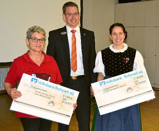 Marc Wissmann überreicht Ellen Däuble (links) und Sonja Fink 1000 Euro.  Fotos: ah Foto: Schwarzwälder-Bote