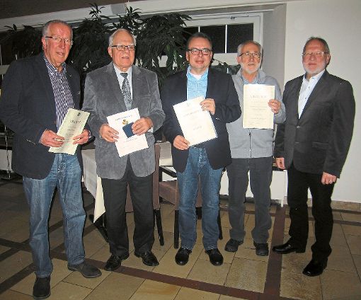 Die geehrten Mitglieder des Philatelistenclubs mit dem Vorsitzenden Peter Glitza (rechts).  Foto: Verein Foto: Schwarzwälder-Bote
