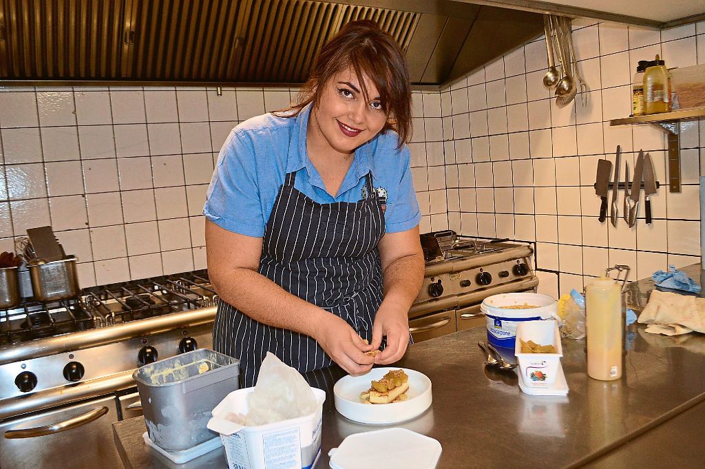 In der Küche des Da Gino in der Kronenstraße fühlt sich Luisa Zerbo am wohlsten – besonders, wenn es um das Zubereiten von Desserts geht, wie hier bei einem Cheesecake mit karamelisierten Äpfeln und Dinkelcreme.