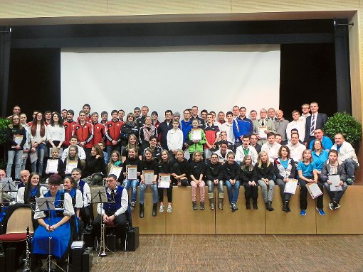 100 Sportler tragen durch ihre Erfolge zum Bekanntheitsgrad Dornhans bei. Dazu gratuliert Bürgermeister Markus Huber  (oben rechts). Foto: Haubold Foto: Schwarzwälder-Bote