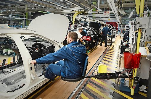Der Konzernumbau von Daimler führt dazu, dass die meisten Mitarbeiter einen neuen Arbeitgeber erhalten. Im Bild: Pkw-Montage im Werk Rastatt Foto: dpa