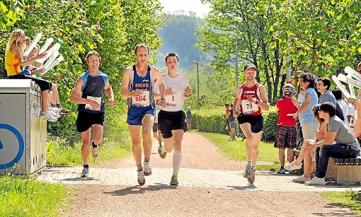 Gute Stimmung auch am Streckenrand beim Neckartal-Halbmarathon im vergangenen Jahr. Diesmal geht es schon um 10 Uhr los. Foto: Archiv