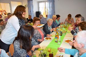 Liane Voll serviert das Mittagessen im Pfarrhaus. Foto: Link Foto: Schwarzwälder-Bote