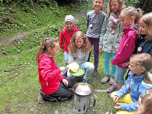 Das Kochen am Feuer machte den teilnehmenden Mädchen riesigen Spaß. Foto: Bantle