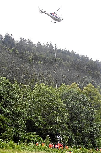 Wegen der schwierigen topographischen Lage im Nagoldtal werden die Signale per Hubschrauber transportiert. Foto: Schwarzwälder-Bote