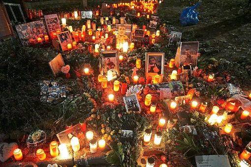 Der Platz, an dem Umut K. erschossen wurde, ist   mit Kerzen und Erinnerungsstücken zur Gedenkstätte ausgeschmückt worden. Am Montag muss die Stelle für Ermittlungen der Polizei freigeräumt werden. Foto: Stopper