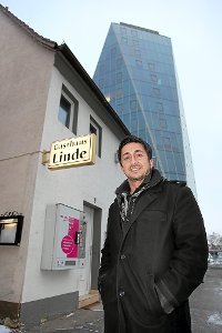 Der 39-jährige Cem Yazici führt die Traditionsgaststätte Linde und eröffnet im Neckartower bald einen weiteren gastronomischen Betrieb. Foto: Reutter Foto: Schwarzwälder-Bote