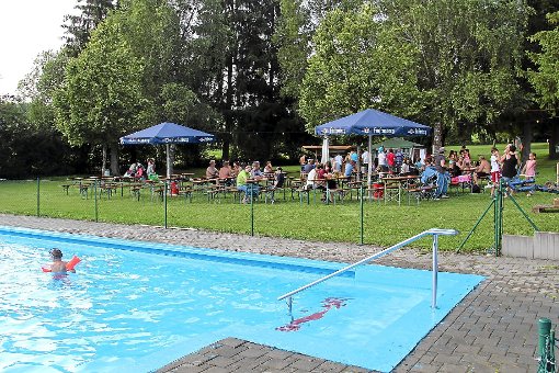 Das 50. Jubiläum des Freibads Dittishausen wurde am Wochenende  mit einem zünftigen Schwimmbadfest gefeiert.   Foto: G. Bächle Foto: Schwarzwälder-Bote