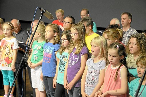Kinder singen zusammen mit Erwachsenen: Sie führen in der Stadthalle ein Pop-Oratorium  auf. Foto: Sikeler Foto: Schwarzwälder-Bote
