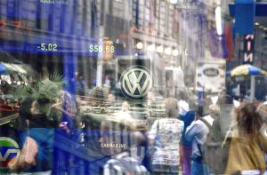 Der Wolfsburger Autokonzern Volkswagen muss im Zuge der Diesel-Affäre wohl noch tiefer in die Tasche greifen als bisher angenommen. Foto: dpa