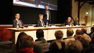 Bürgermeister Thomas Weigel (Mitte) erklärt die Regeln für die Kandidatenvorstellung. Von links: Stephan Neher, Klaus Weber, Christl Glauder und Volkmar Raidt. Foto: Steinmetz