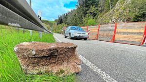 Straße in Tennenbronn: Felsbrocken gefährdet Autofahrer