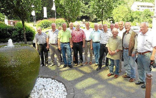 Die Mitglieder der Alterswehr Neuweiler stehen  am Eingang zum Sprudelwerk in Bad Teinach. Foto: Schabert Foto: Schwarzwälder-Bote
