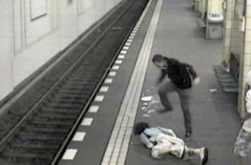 Wegen eines brutalen Angriffs auf einen 29-Jährigen auf dem Berliner U-Bahnhof Friedrichstraße ist der Angeklagte Torben P. zu einer Jugendstrafe von zwei Jahren und zehn Monaten verurteilt worden. Foto: dpa