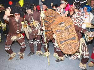 Als erstes durchs Ziel gingen die Tikis. Sie waren in ihren schönen braunen Kostümen echte Hingucker. Foto: Hellstern Foto: Schwarzwälder-Bote
