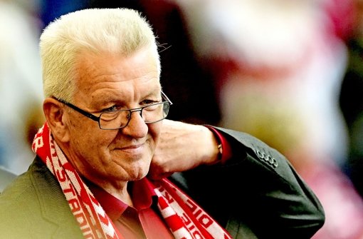 Hin und wieder gibt sich Ministerpräsident Winfried Kretschmann auch beim VfB Stuttgart die Ehre – mit mäßigem Erfolg: Bei zwei Stadionbesuchen sah er in dieser Saison zwei Niederlagen, trotzdem glaubt er,   dass der VfB den Klassenverbleib noch schafft Foto: dpa