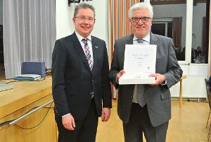 Bürgermeister Michael Ruf (links) mit Ulli Schmelzle, der mit  Urkunde und Ehrennadel ausgezeichnet wurde Foto: Braun Foto: Schwarzwälder-Bote