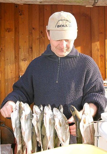 Geduldsspiel: Der Fischereiverein Boll räuchert    Forellen für die Feiertage.  Foto: Groth Foto: Schwarzwälder-Bote