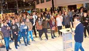Der Rotary Club-Vorsitzende Thomas Albiez begrüßt die Teilnehmer und Schüler beim zweiten Berufsinformationsabend in der Halle des Autohauses. Foto: J. Müller Foto: Schwarzwälder-Bote