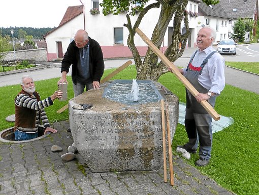Wilhelm Blocher, Albert Schwitzler und Günter Rössler (von links) haben mit Frank Ziegler (nicht auf dem Bild) den  Brunnen vor der Kirche instandgesetzt. Foto: Rössler Foto: Schwarzwälder-Bote