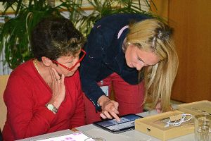 Jennifer Müller (rechts) von der Hochschule Furtwangen erklärt in einer Schulung die Nutzung der Tablet-Computer. Antonia Nerlinger ist eine der Teilnehmerinnen bei der Studie Sonia Foto:mhm Foto: Schwarzwälder-Bote