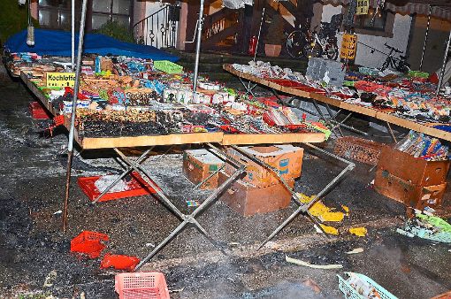 Der Marktstand ist vom Feuer schwer beschädigt. Foto: Bartler-Team