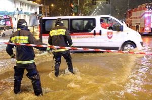 Feuerwehrleute versuchen der Wassermassen in Mailand Herr zu werden. Foto: dpa