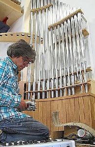 Orgelbaumeister Heinz Jäger bei der Arbeit. Foto: WO Foto: Schwarzwälder-Bote