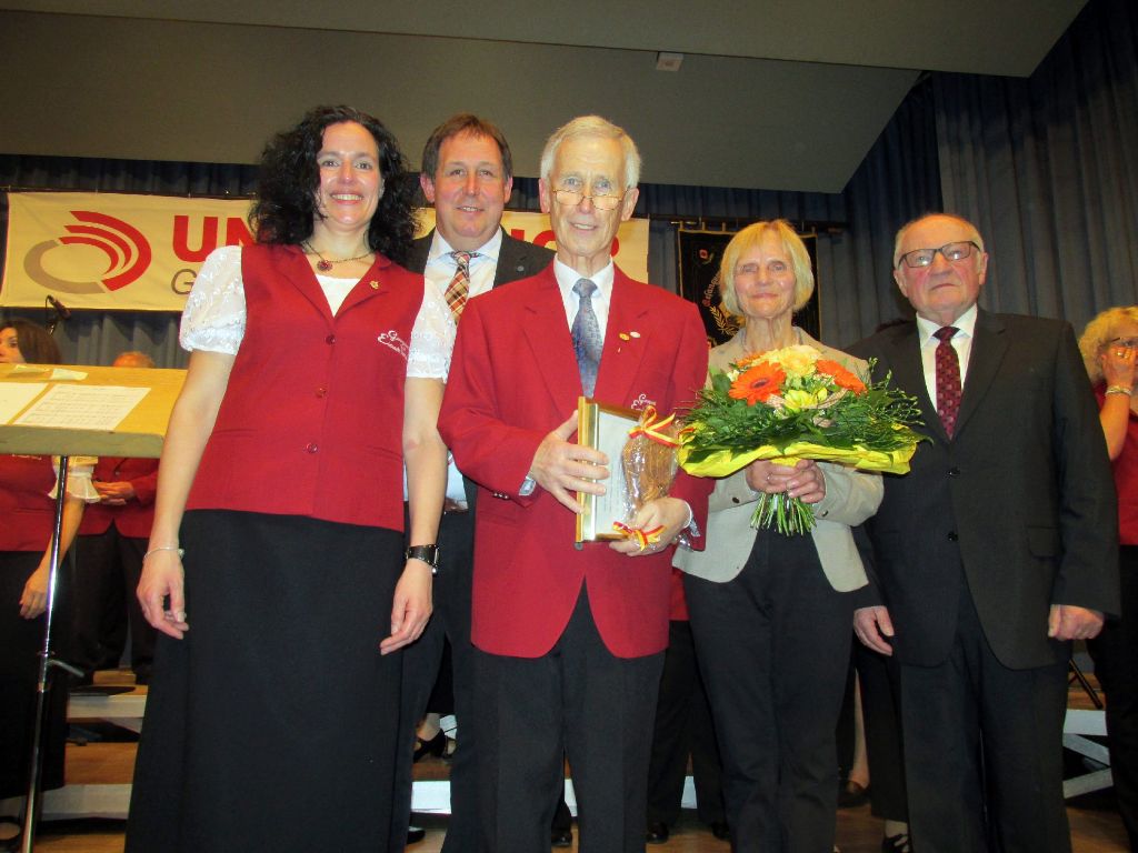 Vereinsvorsitzende Simone Graff (von links), Bürgermeister-Stellvertreter Xaver Rockenstein und Sängerpräsident Anton Unger (rechts) ehrten Peter Schwörer, seine Frau Hildegard bekam einen Blumenstrauß.