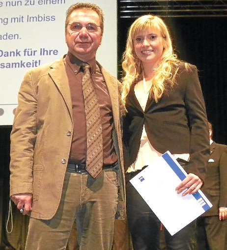 Diana Reble und ihr Ausbildungsleiter bei TRW in Blumberg, Rolf Schmieder, bei der Urkundenübergabe.  Foto: Bombardi Foto: Schwarzwälder-Bote