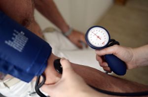 Menschen mit Bluthochdruck sollten eine Woche pro Monat morgens und abends  ihren Blutdruck messen und den Durchschnittswert ermitteln Foto: dpa/Maurizio Gambarini