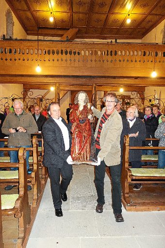 Bernd Schober vom LKA (links) und Jochen Ansel von der Denkmalpflege  tragen den Heiligen Johannes in die Weilerkirche, aus der er vor 37 Jahren entwendet wurde. Foto: Fechter Foto: Schwarzwälder-Bote