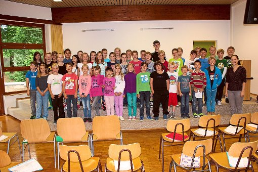 Die Dritt- und Viertklässler der Eutinger Grundschule singen beim Gemeindejubiläum, wofür sie jetzt schon üben. Foto: Feinler Foto: Schwarzwälder-Bote