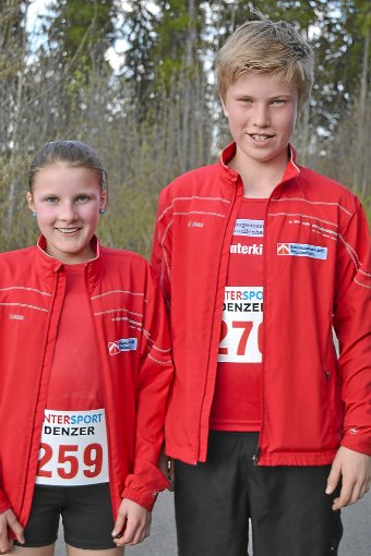 Beim 15. Unterkirnacher Schülerlauf   liefen die  Lokalmatadoren Hanna Bächle (links) und Lars Hindelang (rechts) zum sicheren Start-Ziel-Tagessieg.  Foto: Junkel Foto: Schwarzwälder-Bote