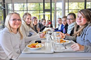 In der Mittagspause freuen sich die Schüler über die vielfältigen Gerichte in der Schulmensa. Fotos: Etzholz Foto: Schwarzwälder-Bote