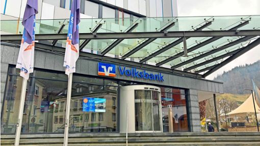 Eine der großen Zweigstellen: die Volksbank in Schramberg. Foto: Wegner