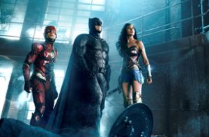 Drei Weltenretter im Einsatz (von links): Ezra Miller als The Flash, Ben Affleck als Batman und Gale Gadot als Wonder Woman Foto: /Warner Media Direct