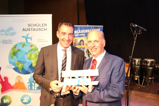 Oberbürgermeister  Erik Pauly (links) überreicht ein Geschenk an Realschul-Rektor Gerhard Lauffer.  Fotos: Pohl Foto: Schwarzwälder-Bote