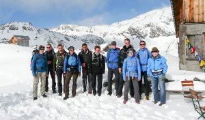 Schnee im Hochsommer:  Die Hardter Gruppe mit ihren beiden Wanderführern Markus und Anja, die die Bergtour vorbildlich geplant hatten und sich um jeden Mitwanderer in schwierigen Situationen gekümmert haben.  Foto: Verein Foto: Schwarzwälder-Bote