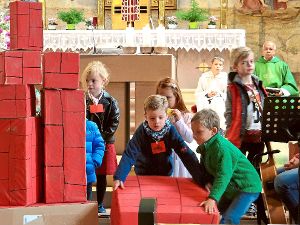 In der Kirche entsteht während des Familienzeit-Gottesdienstes der Turm zu Babel.  Foto: Noll Foto: Schwarzwälder-Bote