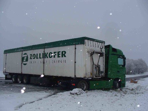Über mehrere Stunden war am Dienstagmorgen die B 27 zwischen Balingen-Erzingen und Dotternhausen dicht. Der Grund: Ein Lastwagen hatte sich nach einem missglückten Wendemanöver quergestellt. Foto: sb