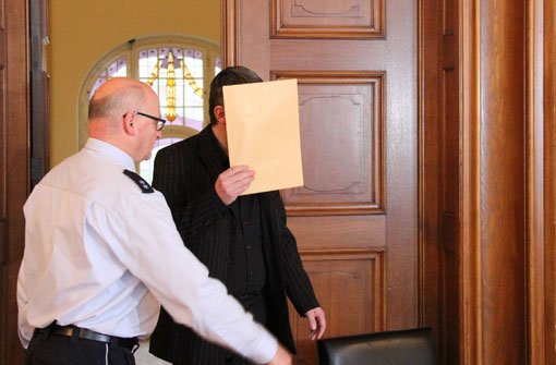 Der Angeklagte wird in den Gerichtssaal geführt. Foto: Schulz