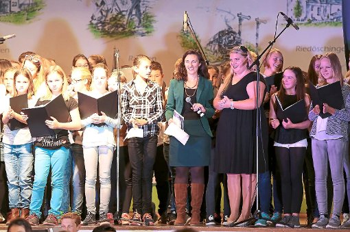 Großes Finale: Lina Fichtner (Mitte links) und Anja Schuler,  stellen das Projekt Teens on Stage auf die Beine. Foto: Schwarzwälder-Bote