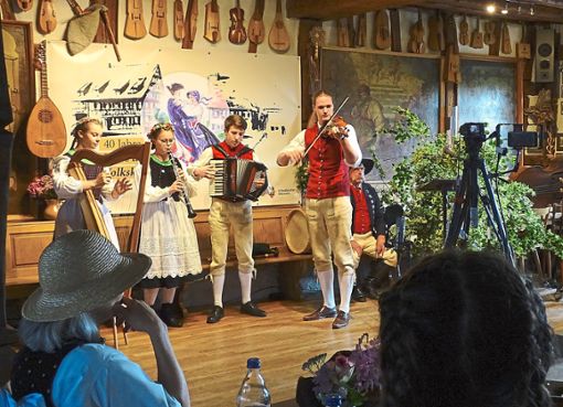 Mit dem Blumenwalzer eröffnet das Jugendensemble bei diesem etwas anderen Linden- und Spätzlefest die Reihe der Live-Einlagen  zum Jubiläum. Foto: Ungureanu