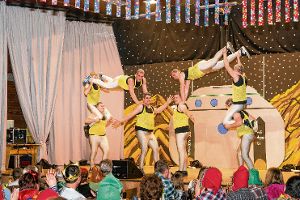 Akrobatischen Einlagen des Männerballetts zu den Klängen von Major Tom finden viel Beifall beim Programmabend in Riedböhringen.    Foto: Degen Foto: Schwarzwälder-Bote
