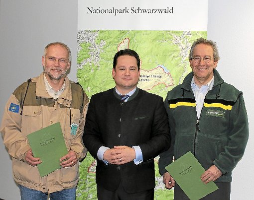 Alexander Bonde hat Wolfgang Schlund (links) und Thomas Waldenspuhl (rechts) zu Leitern des Nationalparks ernannt. Foto: MLR