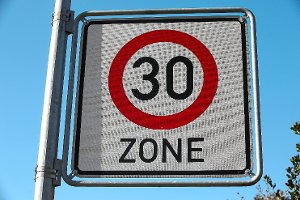 Nur 30 Stundenkilometer erlaubt: Solche Schilder könnten Autofahrer bald in ganz Eutingen antreffen.  Foto: Symbolfoto: Wüstneck