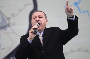 Der türkische Ministerpräsident Erdogan kämpft weiter gegen den Kurznachrichtendienst Twitter.  Foto: dpa