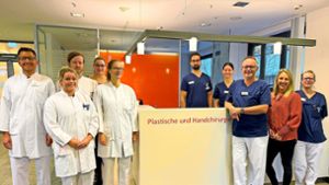 Holger Bannasch (im Bild Dritter von rechts) und sein Team der Klinik für Plastische, Hand- und Ästhetische Chirurgie feiern 50 Jahre Handchirurgie im Landkreis. Foto: Schwarzwald-Baar-Klinikum